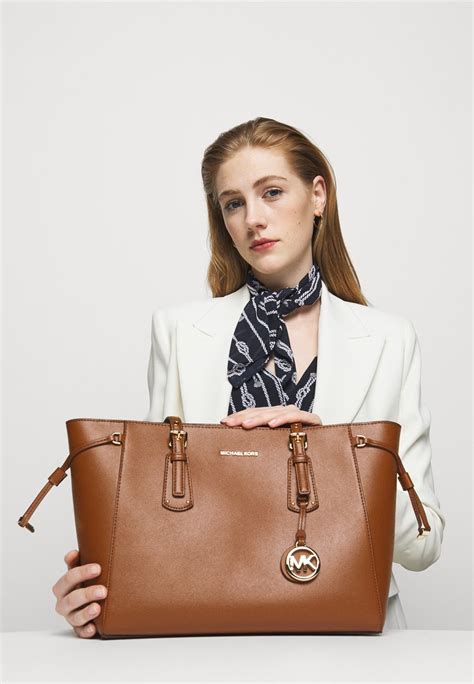 sac michael kors voyage|Michael Kors voyager bag.